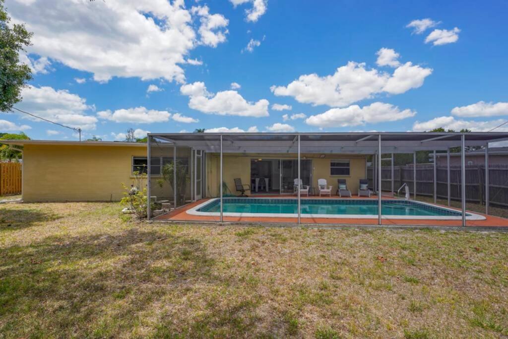 Pool - Close To Beaches, Food, Downtown! Holiday home