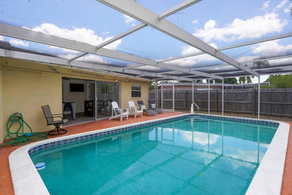 Holiday home Pool - Close To Beaches, Food, Downtown!