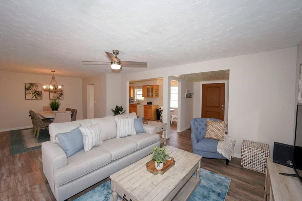 Pool - Close To Beaches, Food, Downtown!