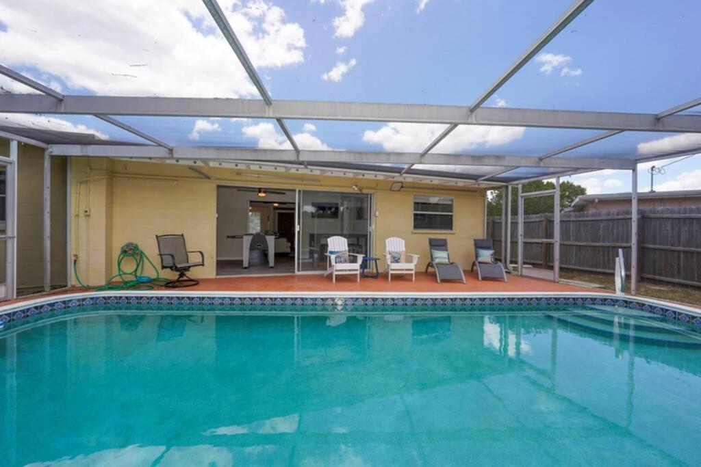 Pool - Close To Beaches, Food, Downtown!