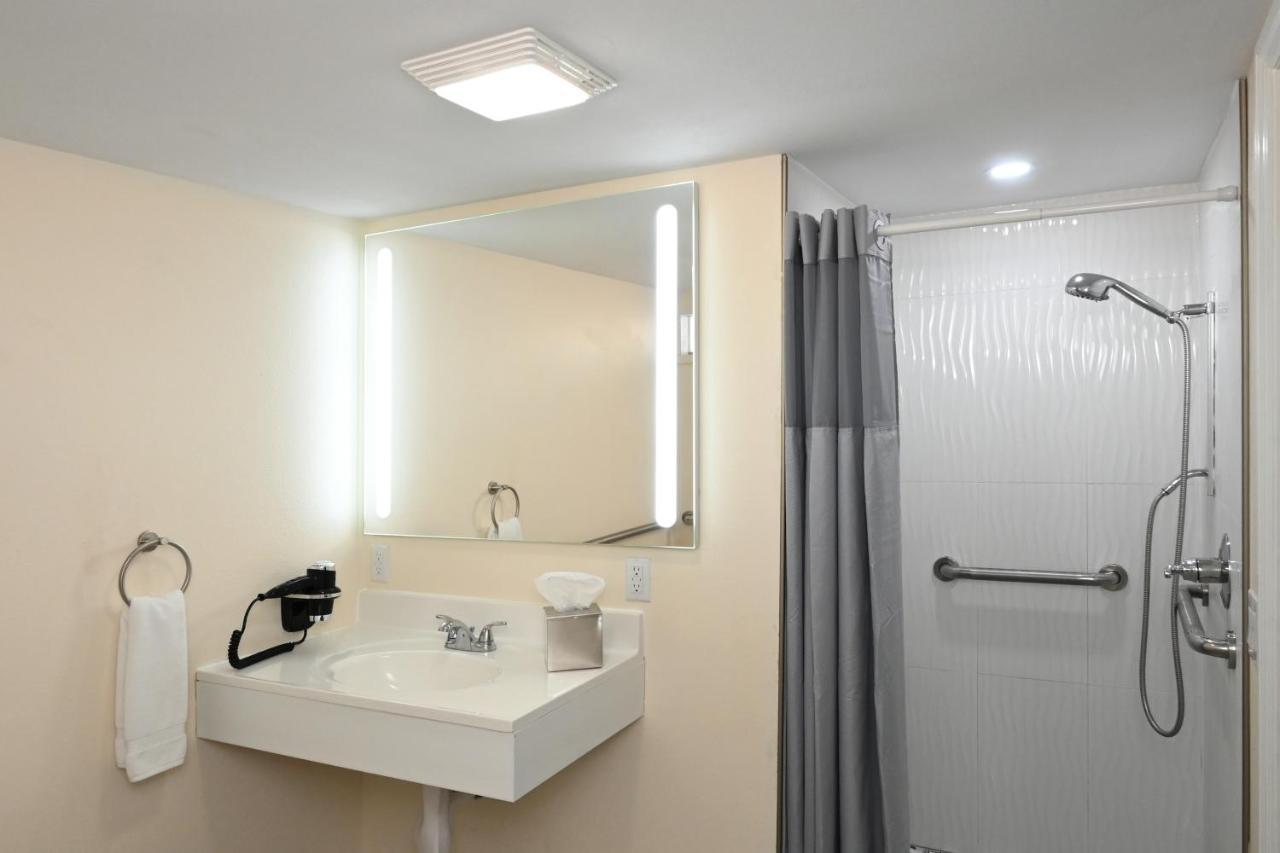 Golden Host Motel 3*