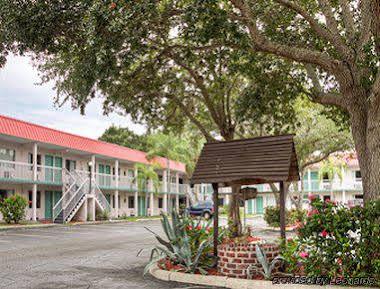 Motel Super 8 By Wyndham Sarasota Near Siesta Key