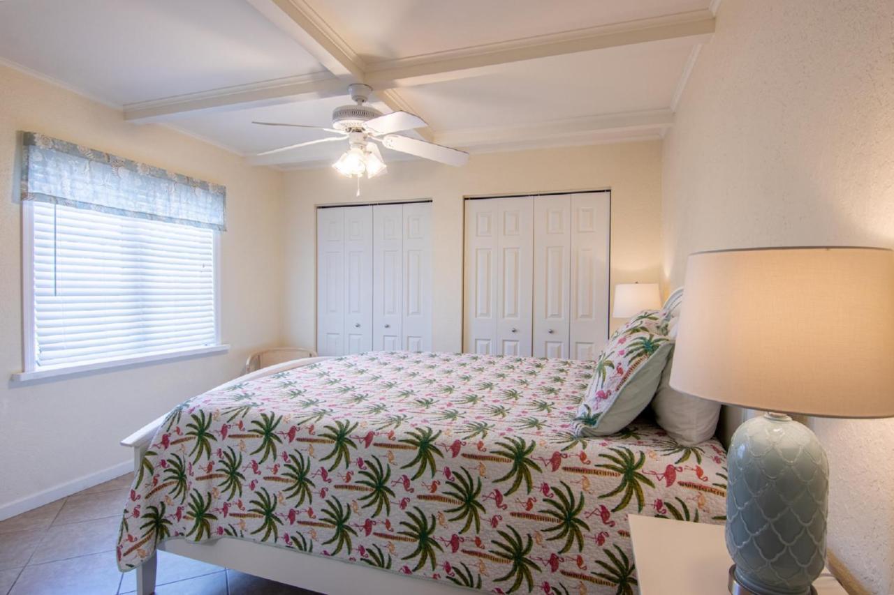 Cozy Tropical Bungalow With Heated Pool Holiday home Sarasota