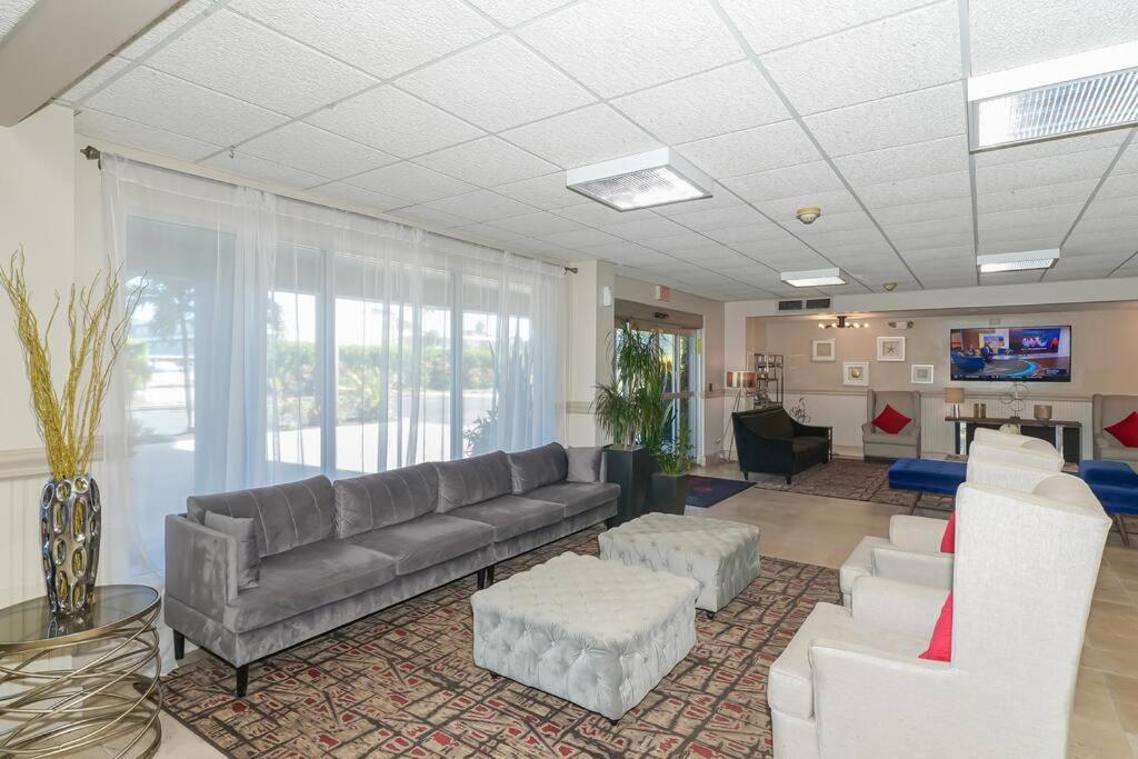 127 - Waterfront, Heated Pool, Huge Tv, Tiki Bar & Grill * Sarasota