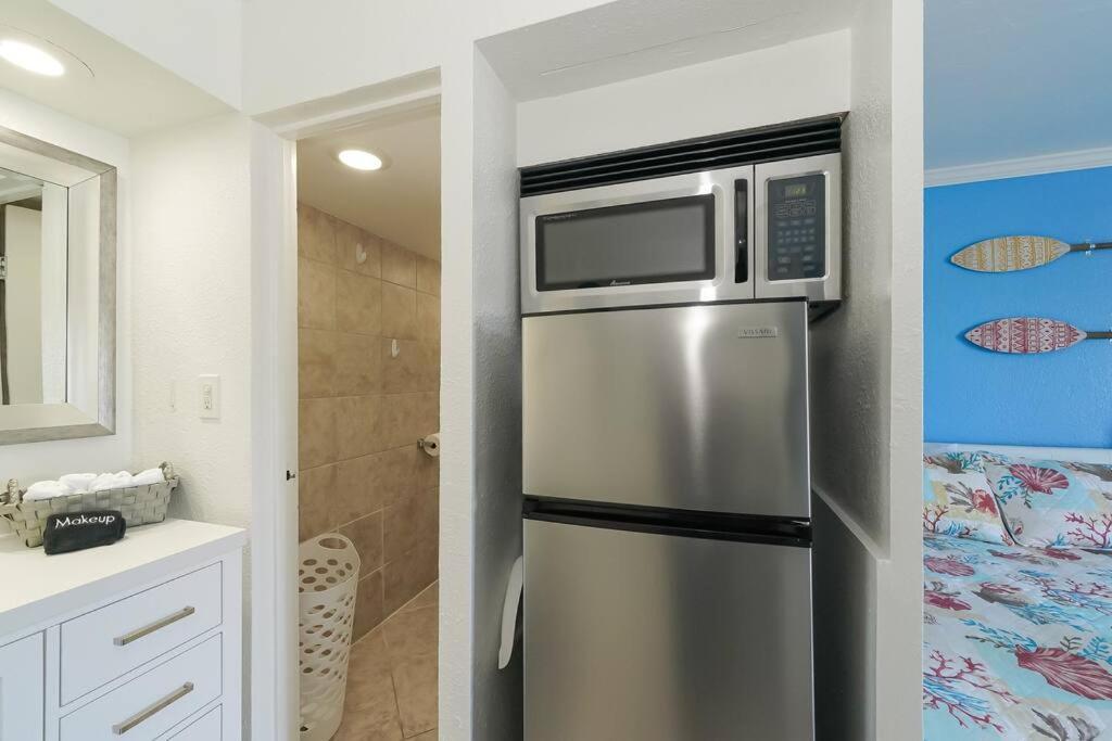 Apartment 127 - Waterfront, Heated Pool, Huge Tv, Tiki Bar & Grill *