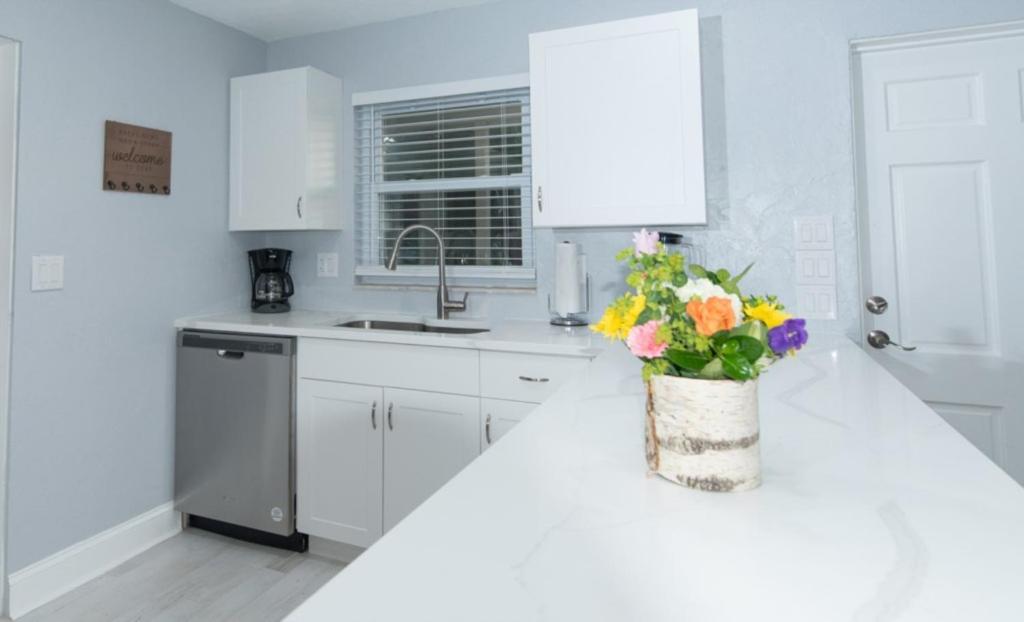 323 Canal Rd - Siesta Key Village *