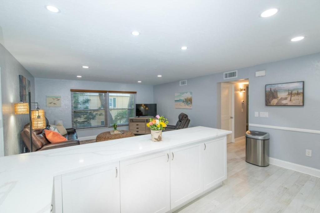 323 Canal Rd - Siesta Key Village
