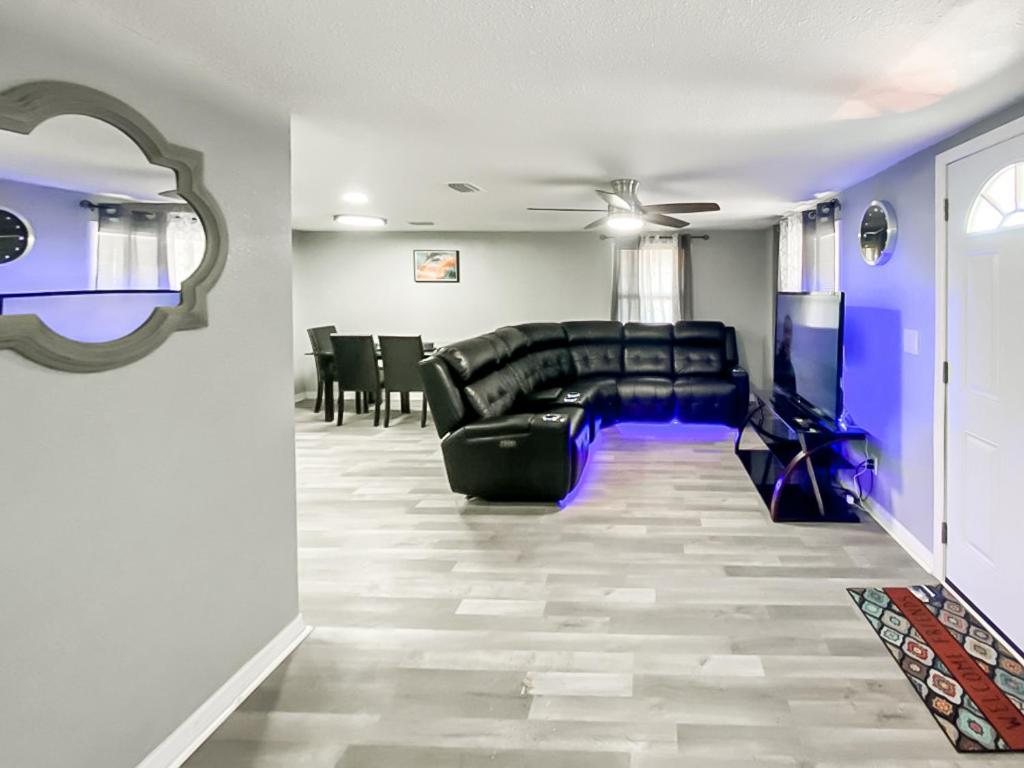 Modern, Spacious, Comfy, Queen Beds, Backyard Holiday home *
