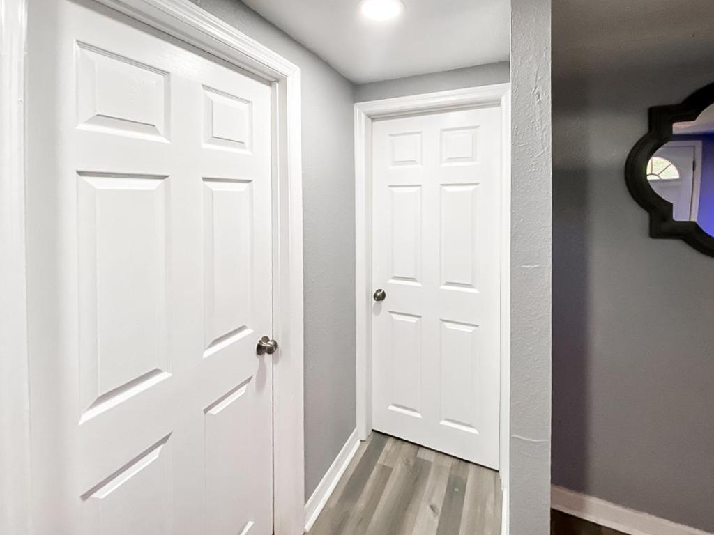 Modern, Spacious, Comfy, Queen Beds, Backyard Holiday home *