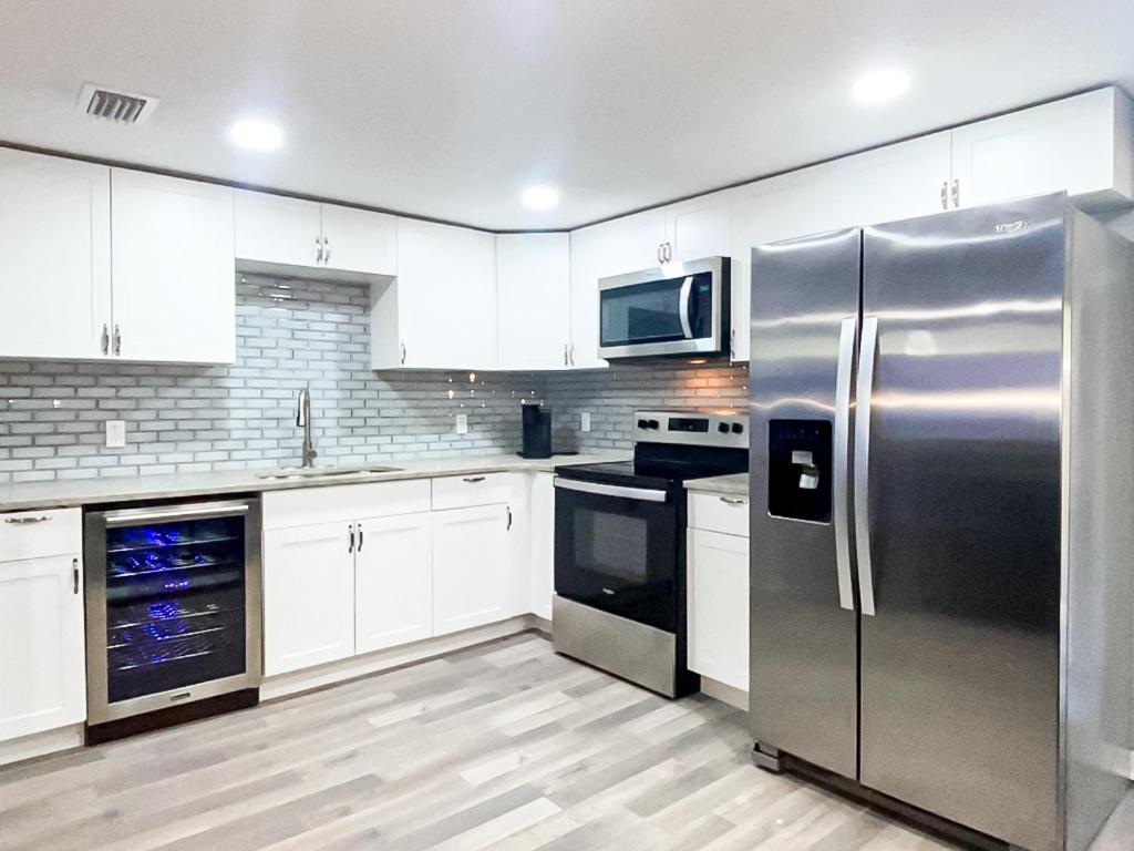Modern, Spacious, Comfy, Queen Beds, Backyard