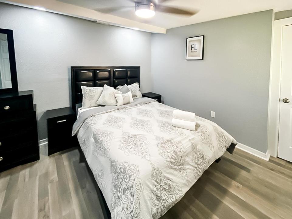 Modern, Spacious, Comfy, Queen Beds, Backyard Holiday home Sarasota