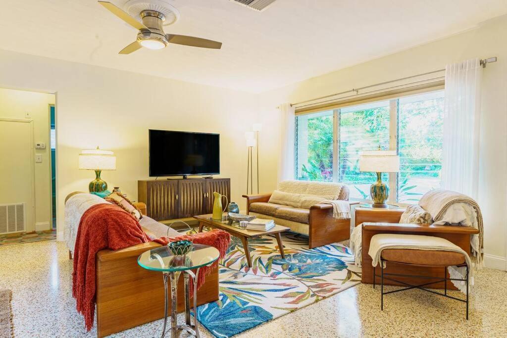 Beautiful Glam Mid-century 1 Block From Bay With Firepit Holiday home Sarasota