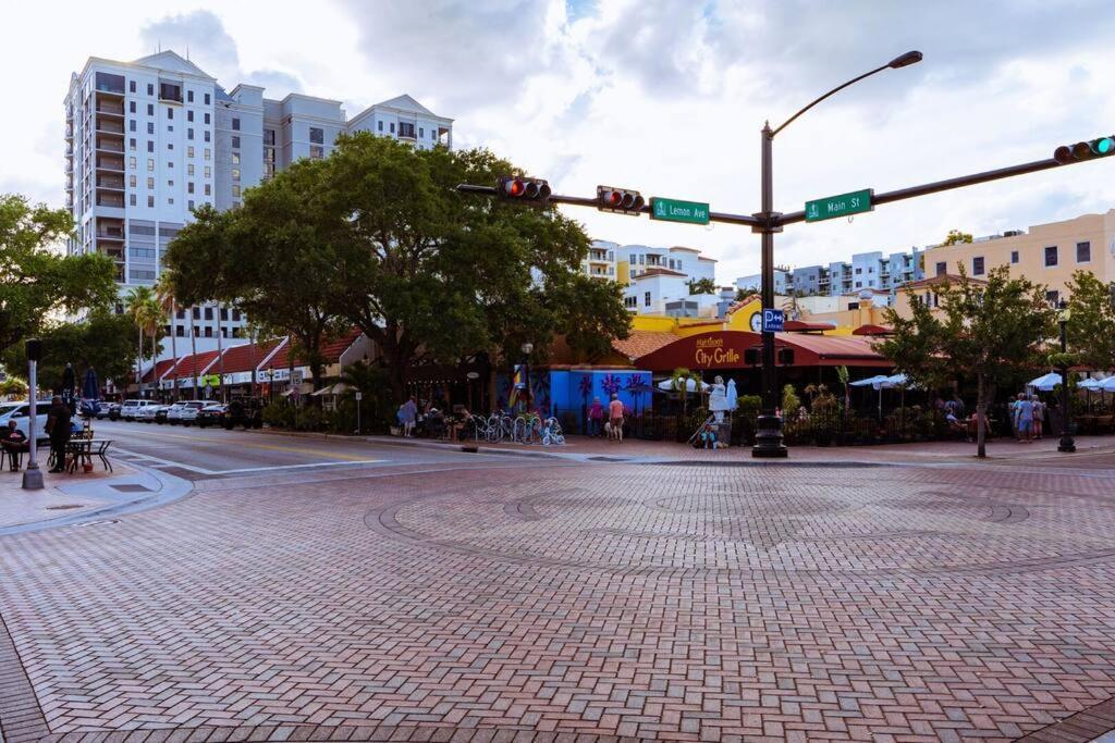 Beautiful Glam Mid-century 1 Block From Bay With Firepit Holiday home Sarasota