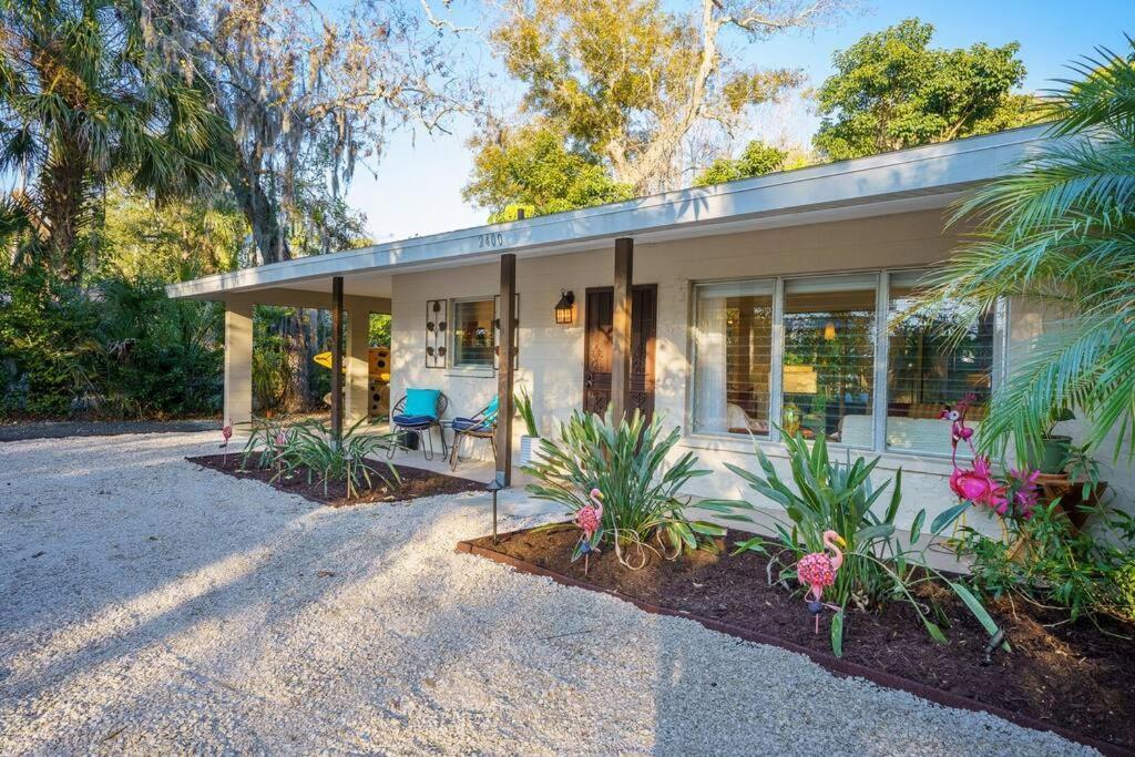 Beautiful Glam Mid-century 1 Block From Bay With Firepit Holiday home *