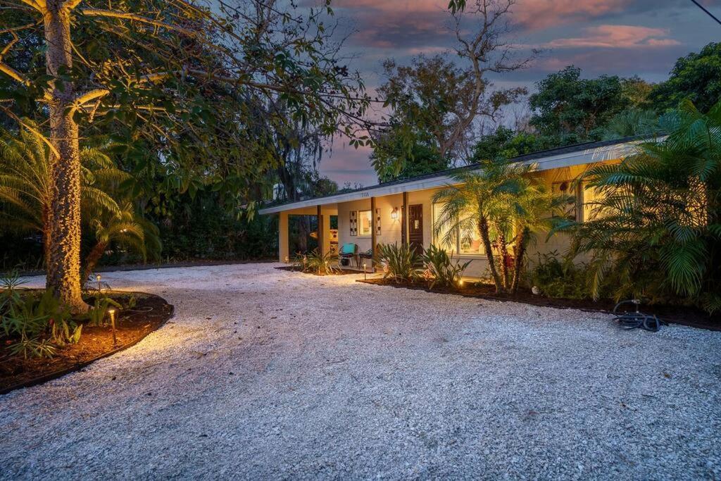 Beautiful Glam Mid-century 1 Block From Bay With Firepit Holiday home