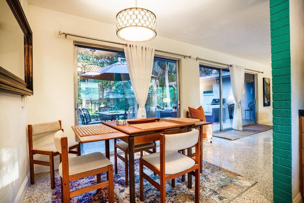 Beautiful Glam Mid-century 1 Block From Bay With Firepit Sarasota