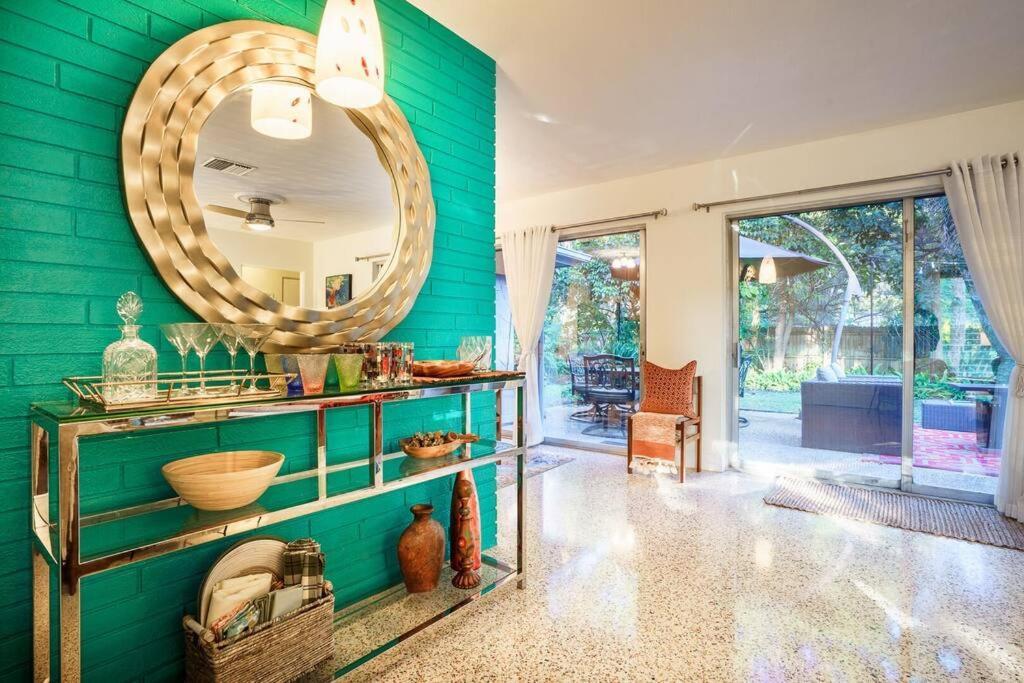 Beautiful Glam Mid-century 1 Block From Bay With Firepit Holiday home