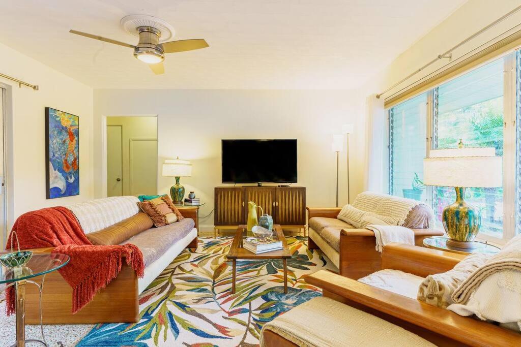 Beautiful Glam Mid-century 1 Block From Bay With Firepit Holiday home *