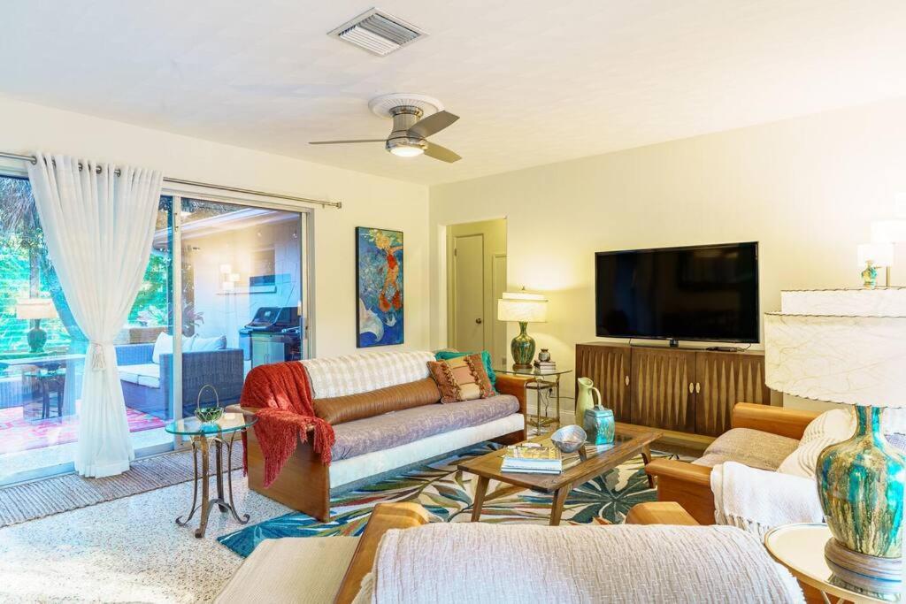 Beautiful Glam Mid-century 1 Block From Bay With Firepit *