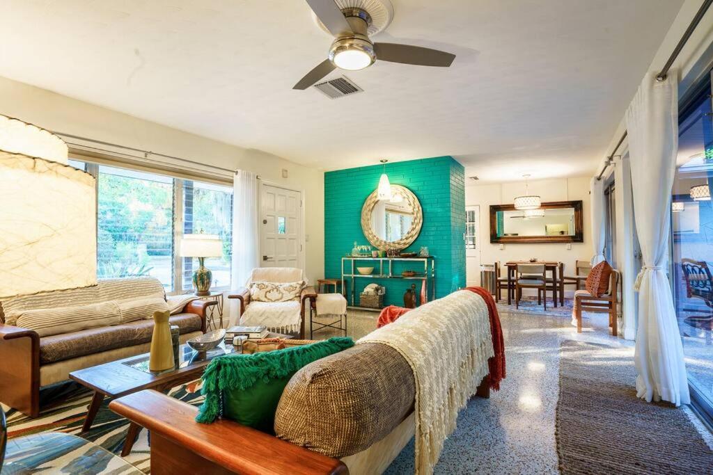 Holiday home Beautiful Glam Mid-century 1 Block From Bay With Firepit *