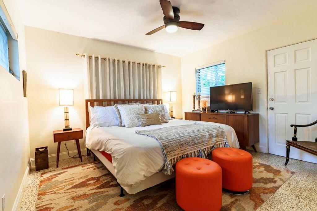 Beautiful Glam Mid-century 1 Block From Bay With Firepit Holiday home Sarasota