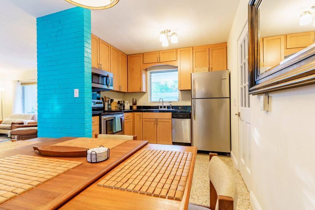 Holiday home Beautiful Glam Mid-century 1 Block From Bay With Firepit