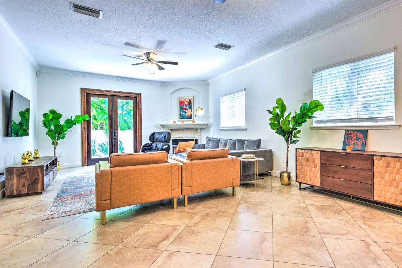 Sunny Abode With Yard About 1 Mi To Dtwn!