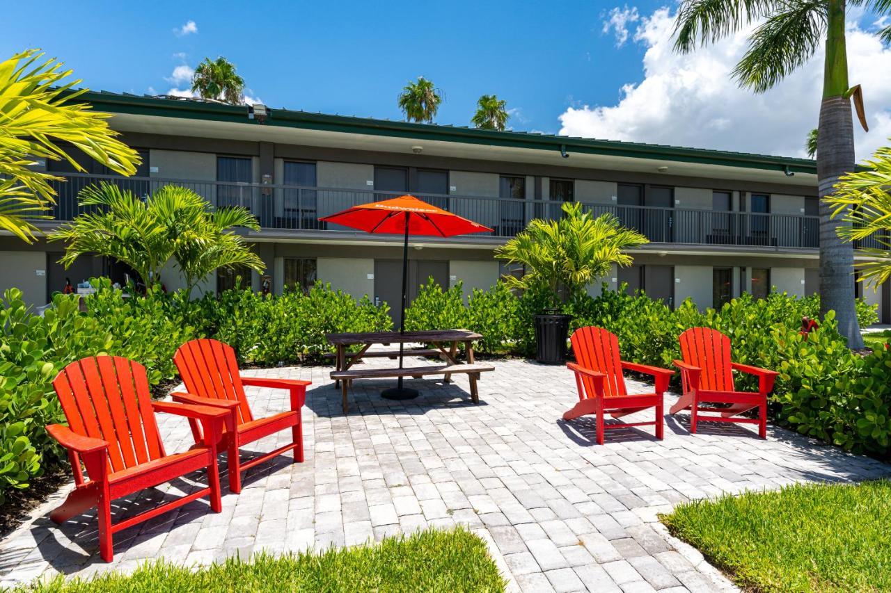 127 - Waterfront, Heated Pool, Huge Tv, Tiki Bar & Grill * Sarasota