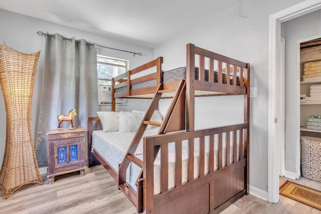 Downtown Single Family Modern Close To Beaches And Dining
