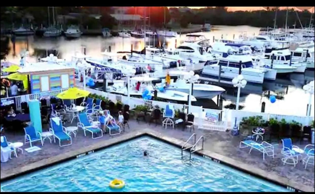 Aparthotel Remodeled, Huge Pool, Tiki Bar & Grill, Quiet Sarasota