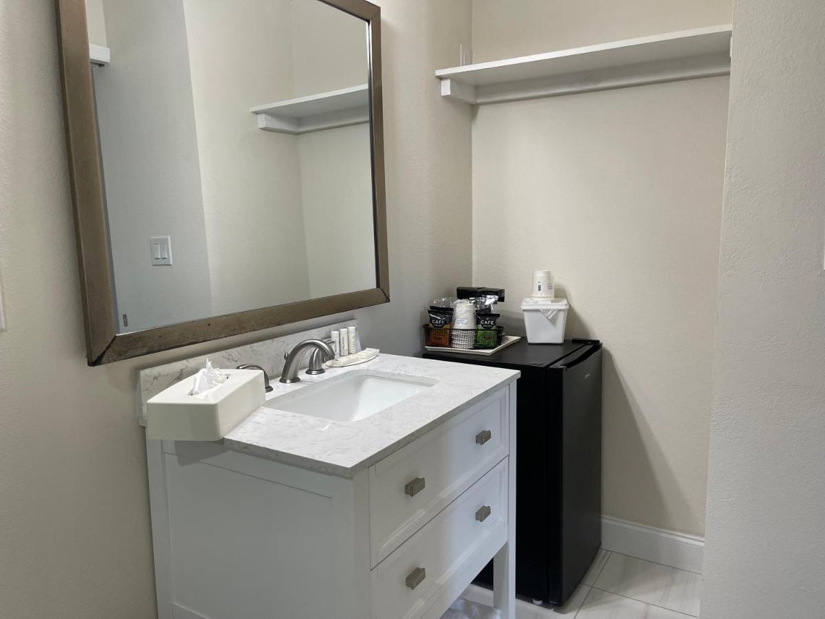 Remodeled, Huge Pool, Tiki Bar & Grill, Quiet Aparthotel *