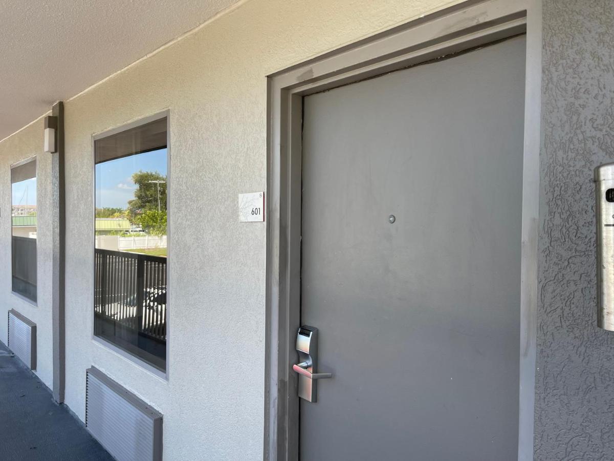 Aparthotel Remodeled, Huge Pool, Tiki Bar & Grill, Quiet Sarasota