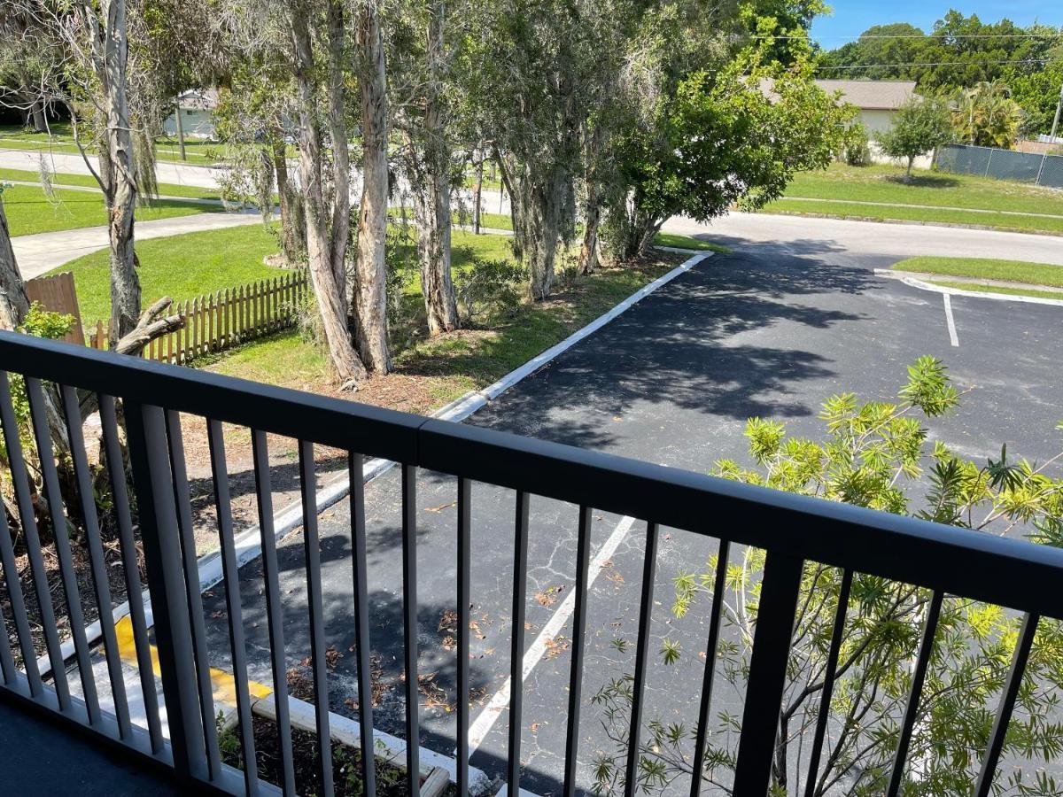 Aparthotel Remodeled, Huge Pool, Tiki Bar & Grill, Quiet Sarasota