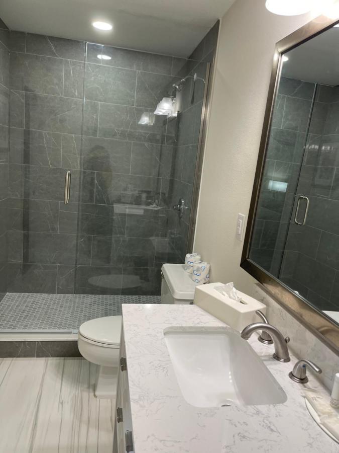 Aparthotel Remodeled, Huge Pool, Tiki Bar & Grill, Quiet Sarasota