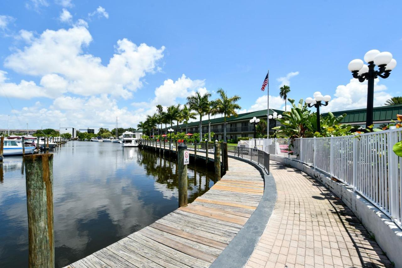 Aparthotel Remodeled, Huge Pool, Tiki Bar & Grill, Quiet Sarasota