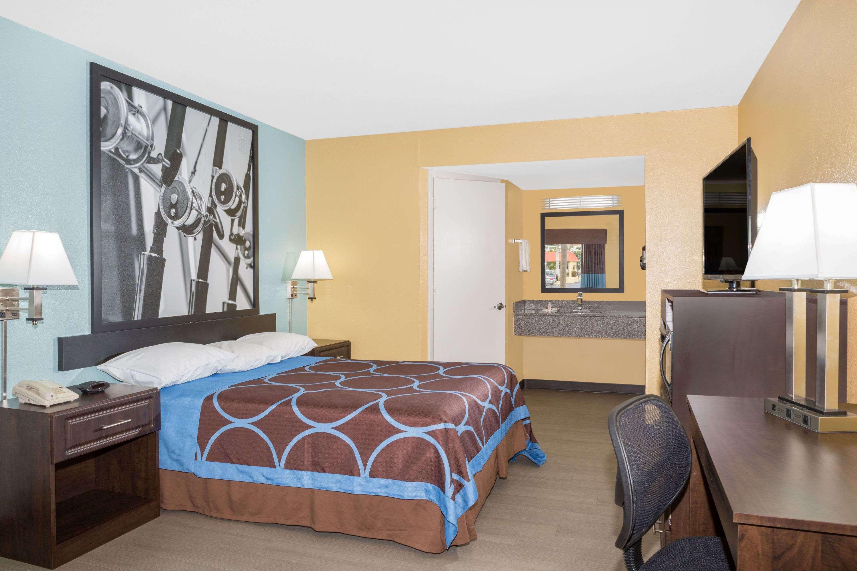 Super 8 By Wyndham Sarasota Near Siesta Key Motel 2*