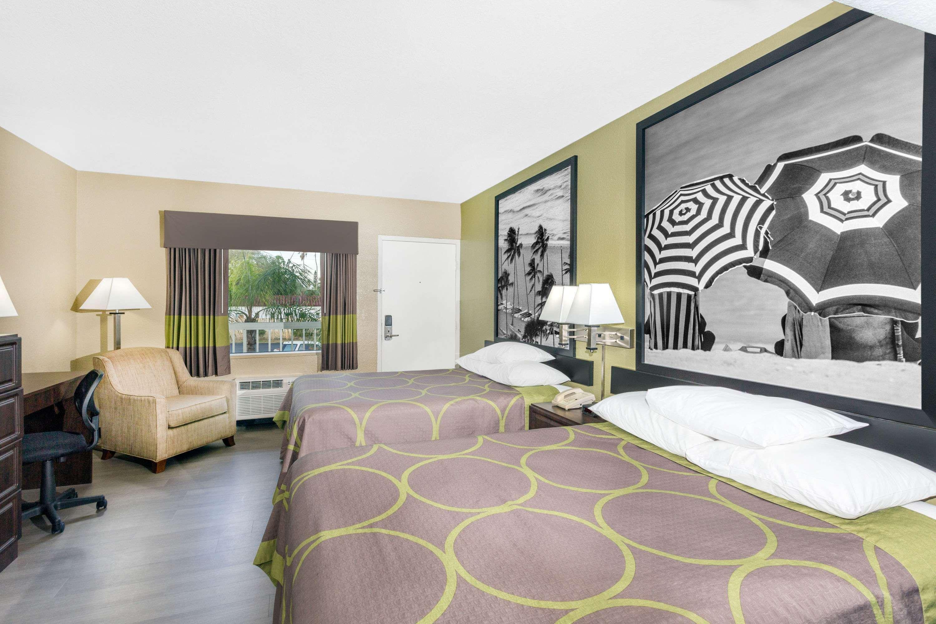 Super 8 By Wyndham Sarasota Near Siesta Key 2*