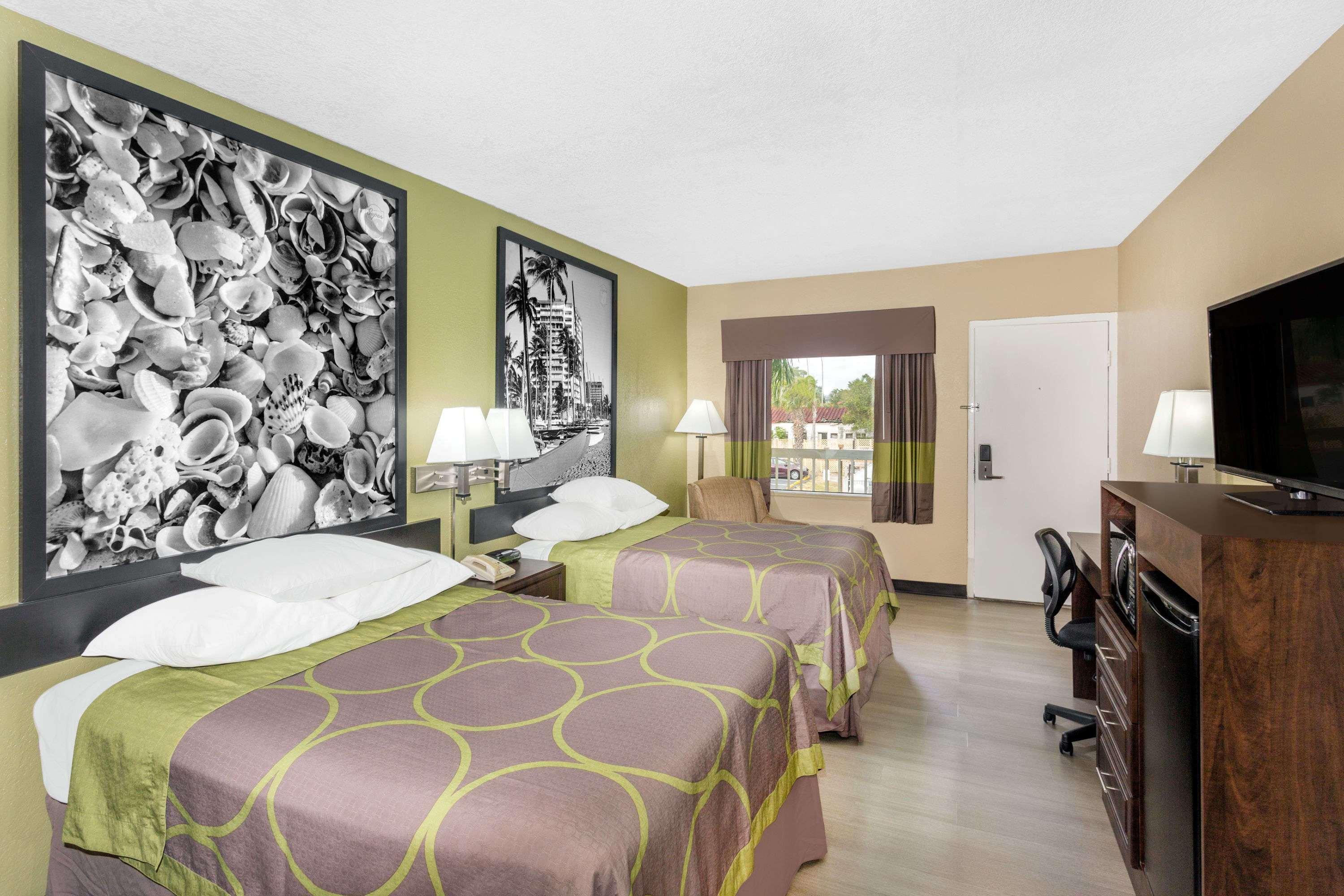 Super 8 By Wyndham Sarasota Near Siesta Key Motel Sarasota