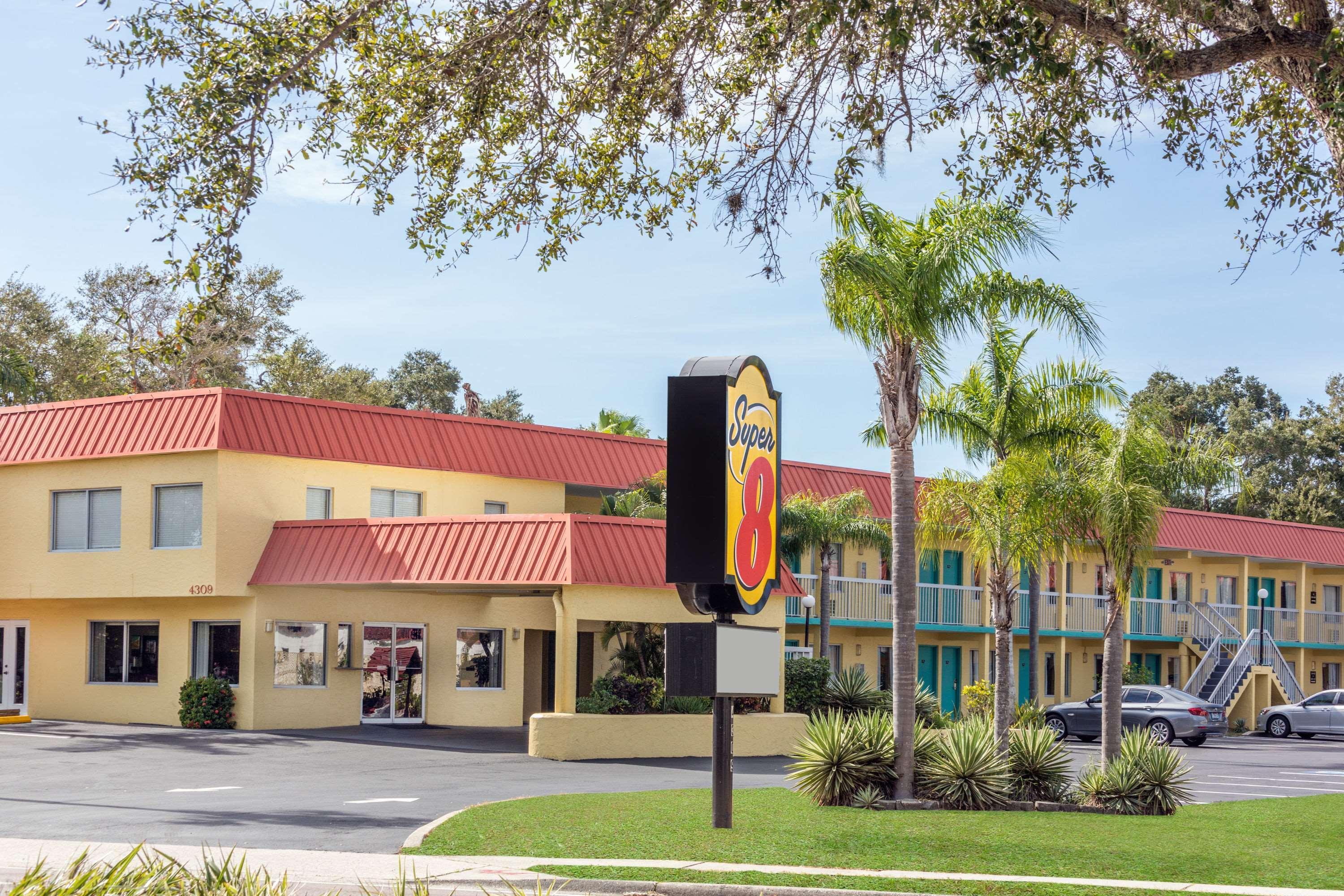 Motel Super 8 By Wyndham Sarasota Near Siesta Key