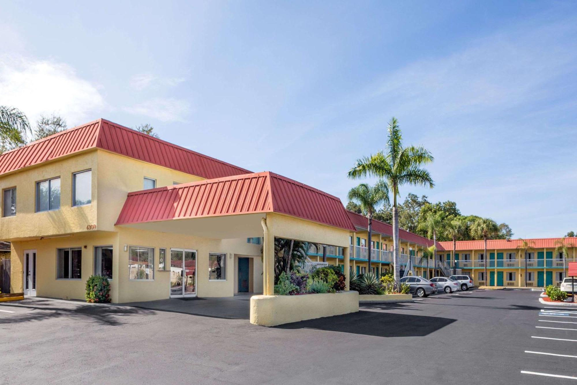Super 8 By Wyndham Sarasota Near Siesta Key 2*