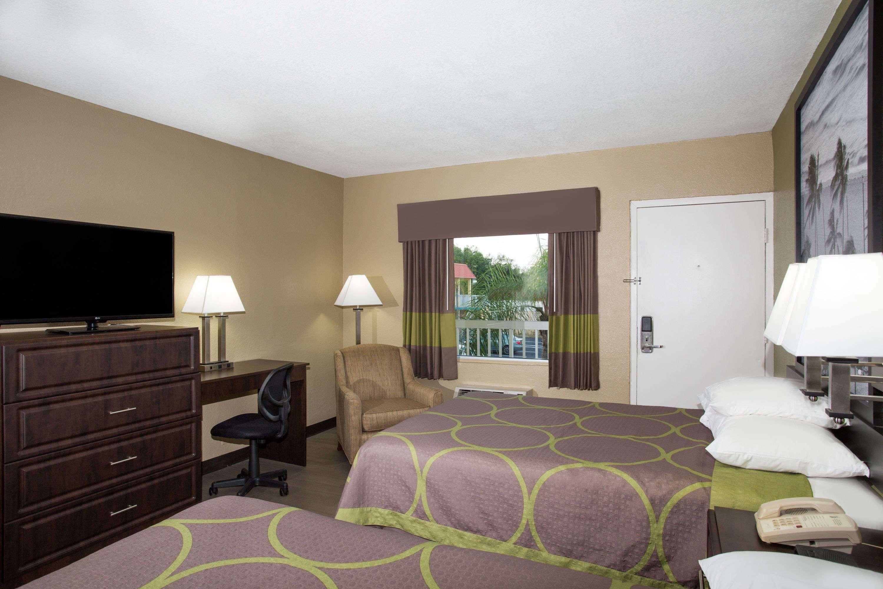 Super 8 By Wyndham Sarasota Near Siesta Key 2*
