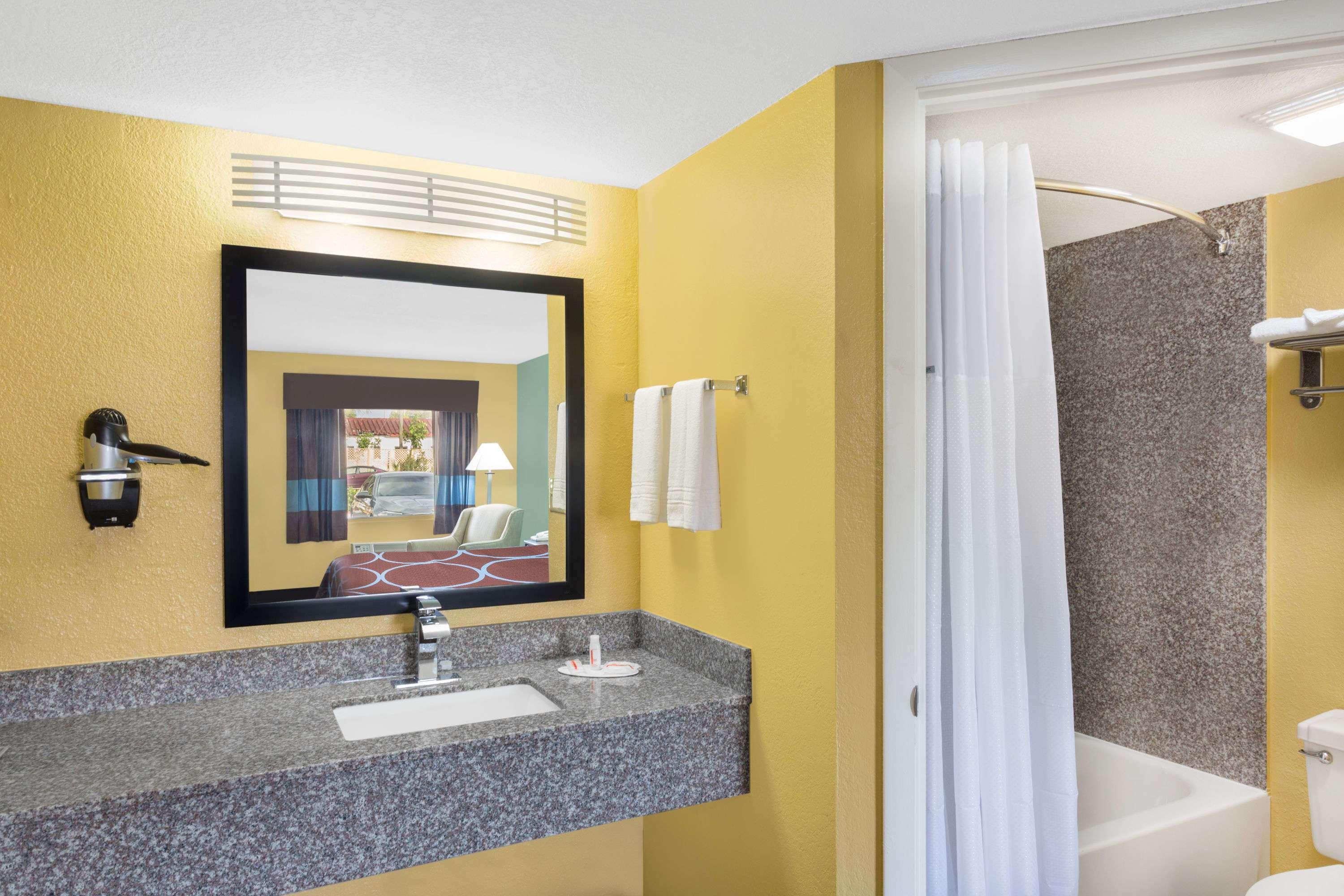 Super 8 By Wyndham Sarasota Near Siesta Key Motel 2*