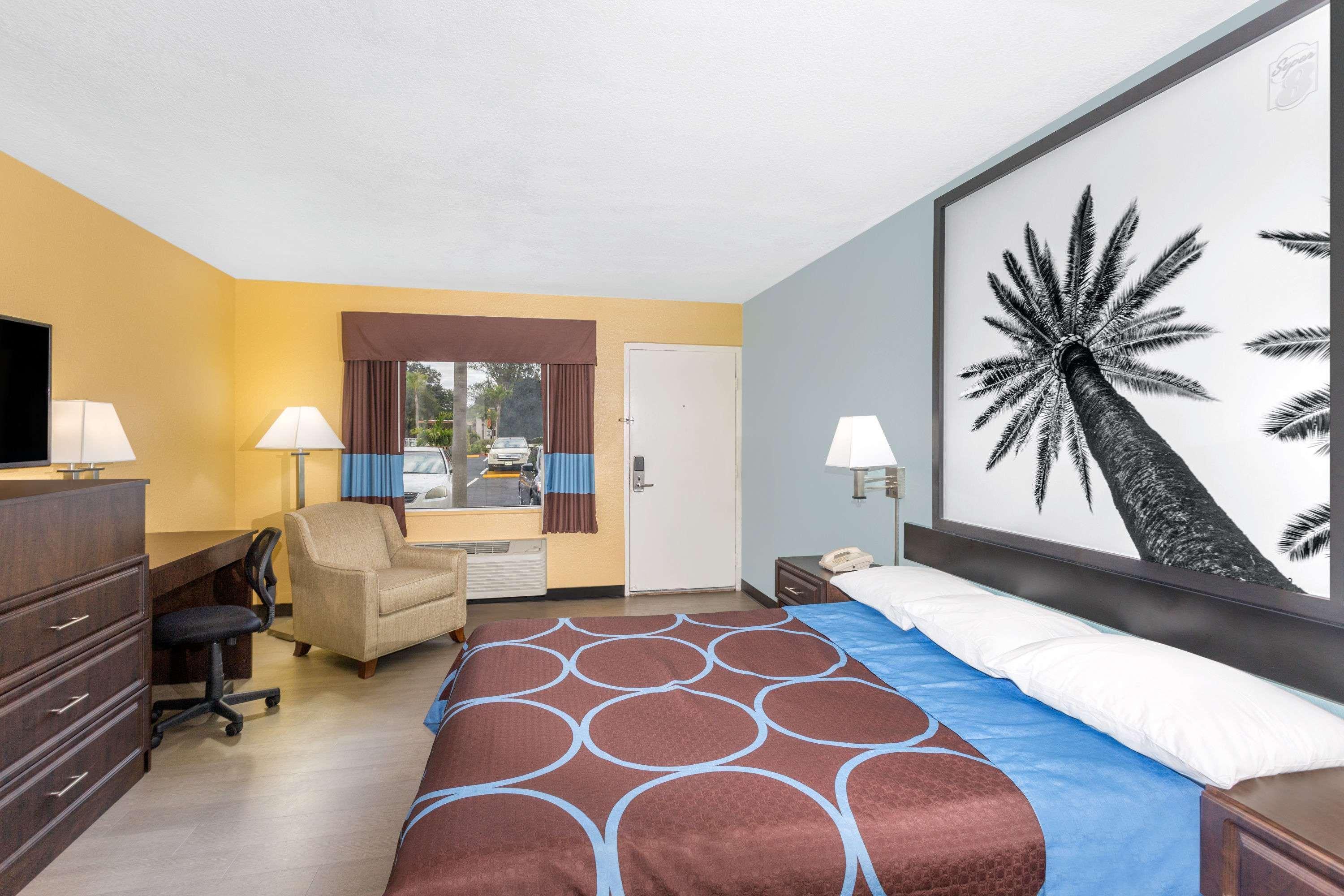 Motel Super 8 By Wyndham Sarasota Near Siesta Key