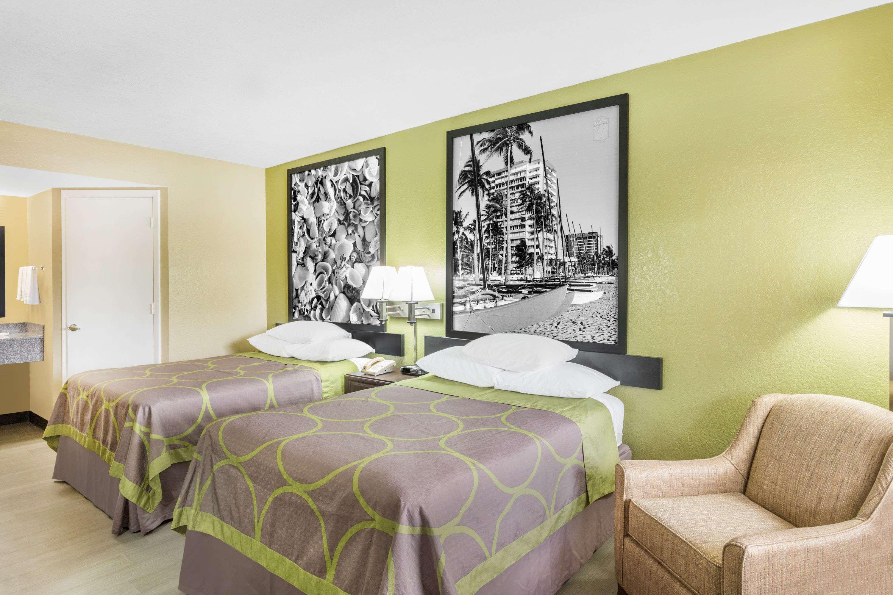 Super 8 By Wyndham Sarasota Near Siesta Key Motel