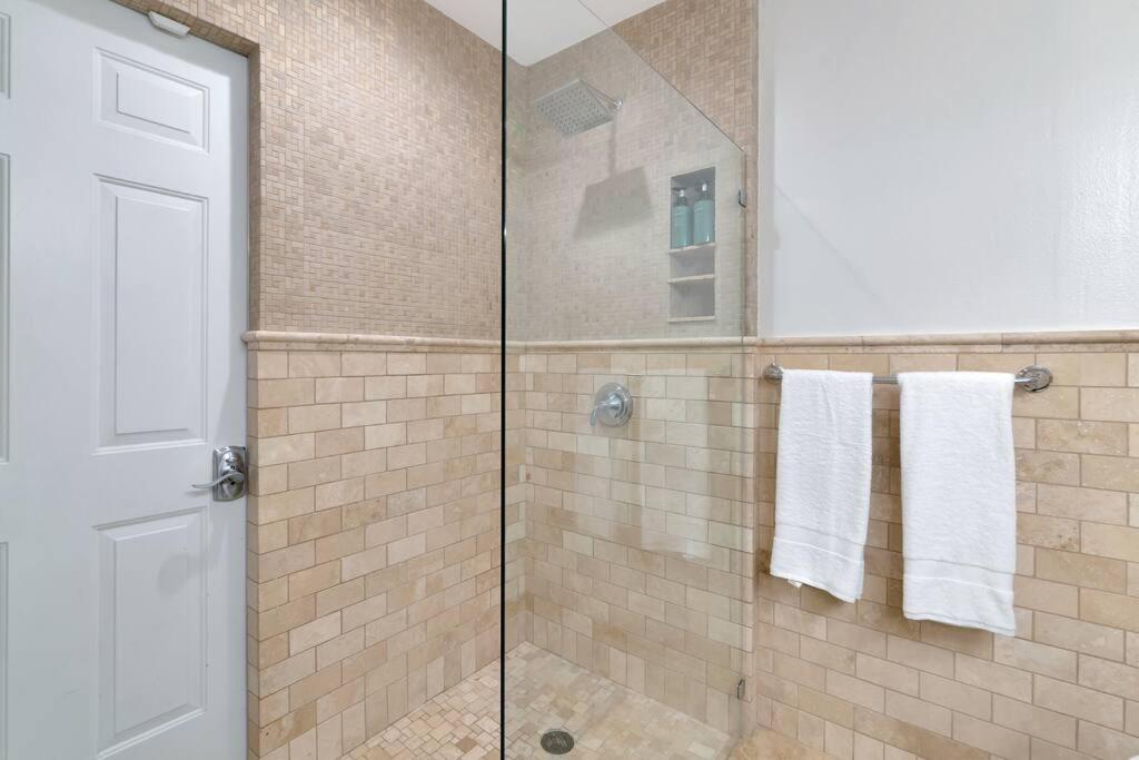 Holiday home Private Backyard Oasis! Hot Tub & Salt Water Pool! *