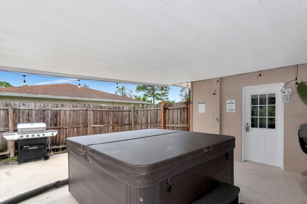Private Backyard Oasis! Hot Tub & Salt Water Pool! *