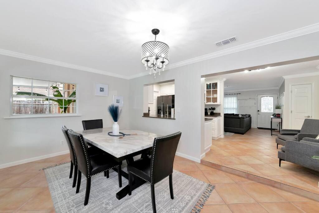 Private Backyard Oasis! Hot Tub & Salt Water Pool! Holiday home *