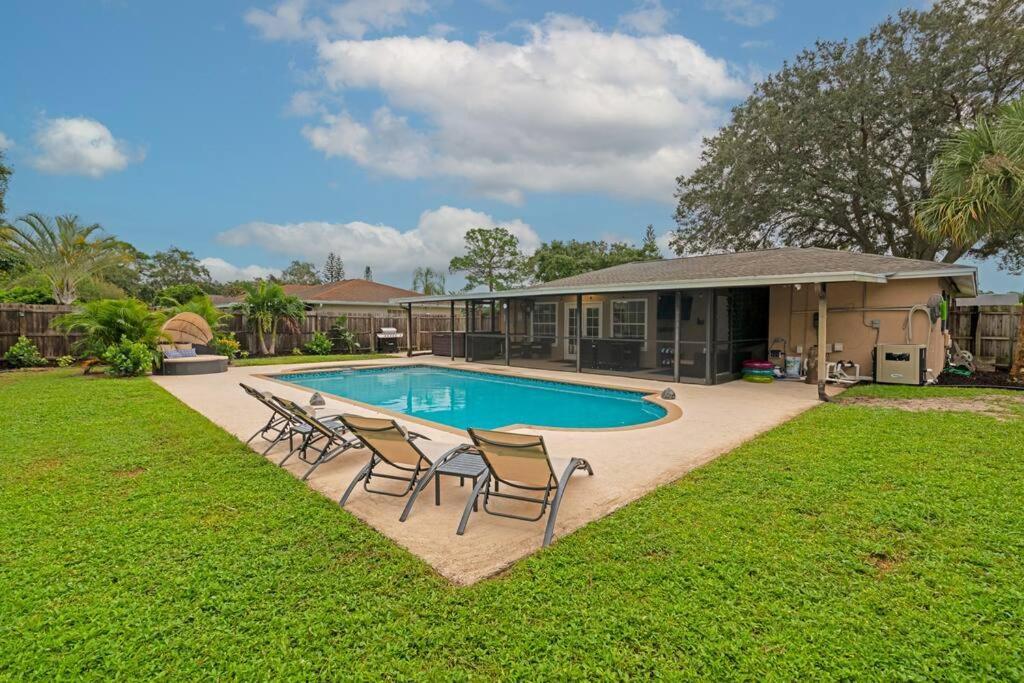 Private Backyard Oasis! Hot Tub & Salt Water Pool! Holiday home