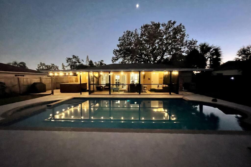 Private Backyard Oasis! Hot Tub & Salt Water Pool! Holiday home