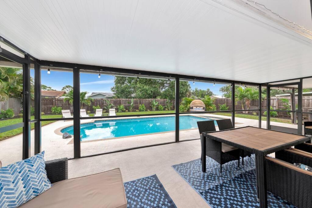 Private Backyard Oasis! Hot Tub & Salt Water Pool! Holiday home *